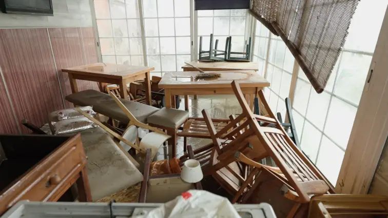 Danos causados pelo mau tempo, cadeiras empilhadas